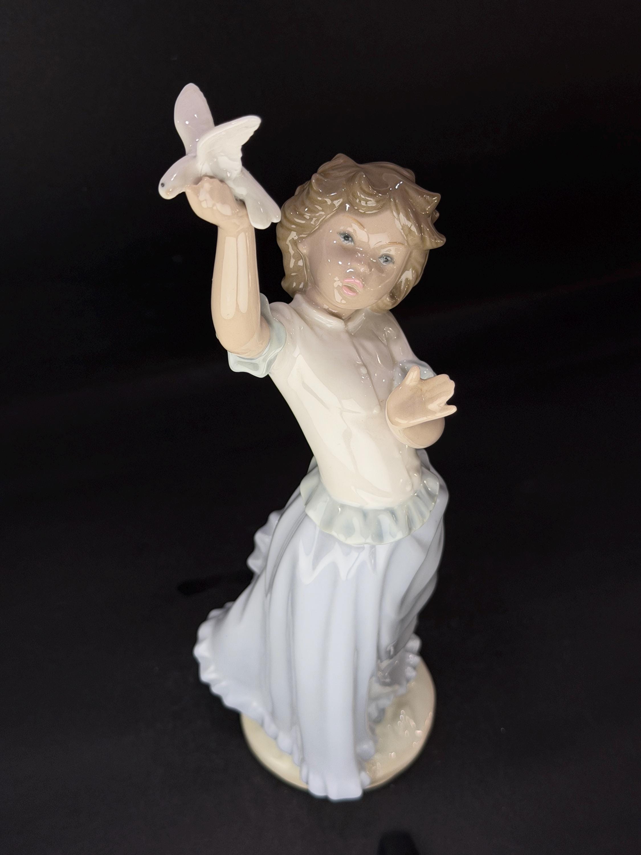 Lladro NAOリヤドロナオ Nao by Lladró Girl Playing With a Dove Porcelain Figurine