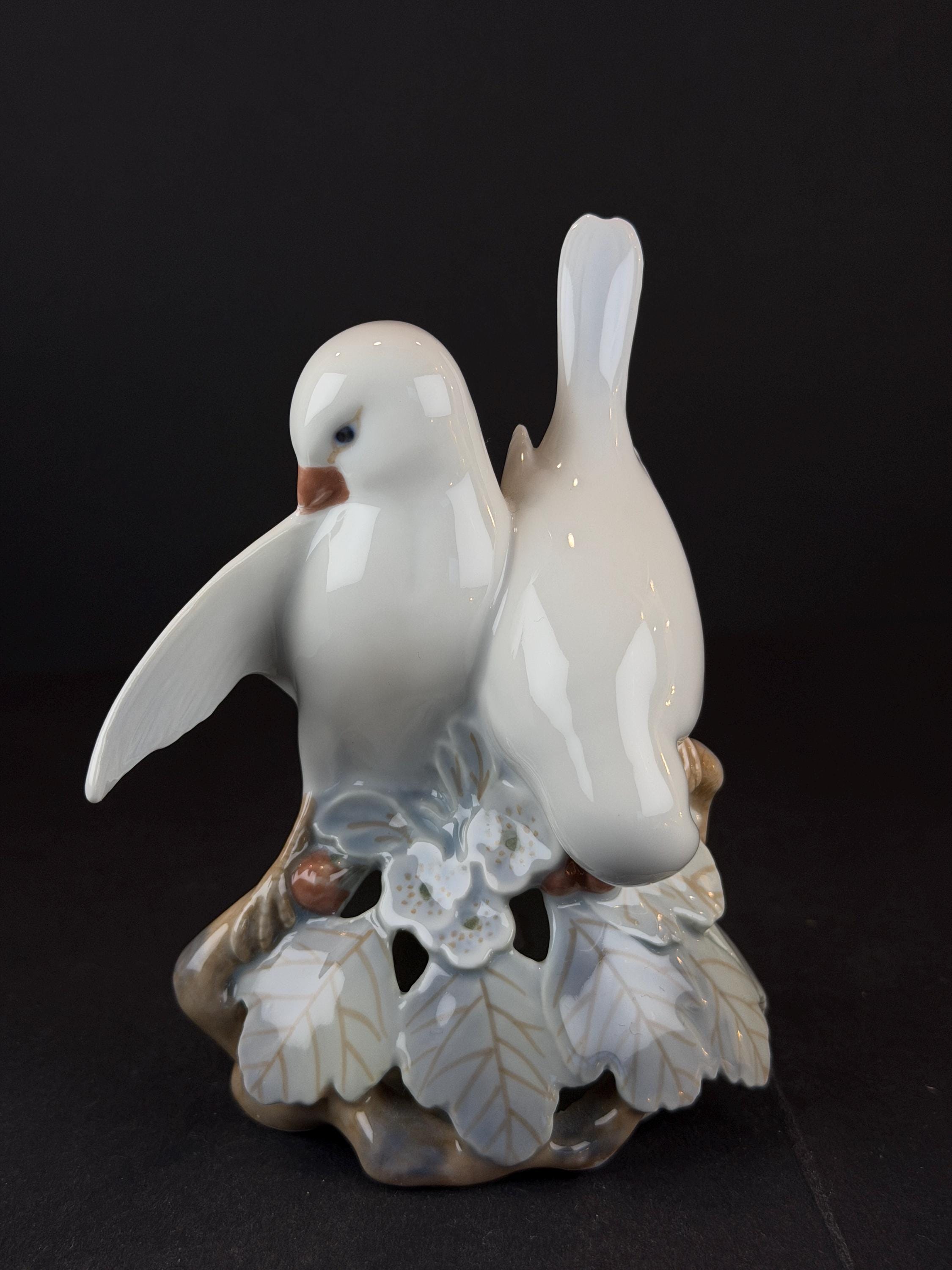 ロイヤルコペンハーゲン　lovebirds 鳥置物　ラブバード Royal Copenhagen Lovebirds Figurine #402, Hand-painted Danish