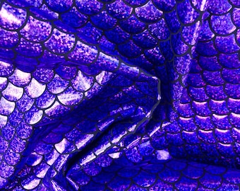 Tela holográfica de escamas de sirena de pez con lámina morada sobre licra negra. La tela se vende cortada a medida.