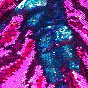 Flip sequins shiny turquoise/shiny fuchsia pink 5mm Sequins Sold by the Yard (5% stretch 1way fabric)