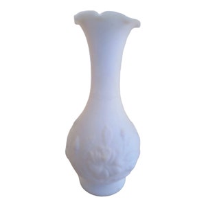Florero de vidrio soplado a mano blanco vintage Diseño de rosa levantada 6.25 "x 3" marcado
