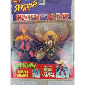 Pu&ograve; includere: Una action figure rossa e gialla di una vespa con armatura da insetto trasformabile. La figura &egrave; confezionata in una confezione blister di plastica con sfondo viola e il testo "Spider-Man Spider Force" sul davanti. La figura viene fornita con un'armatura da insetto trasformabile che pu&ograve; essere utilizzata per creare una super vespa pungiglione.