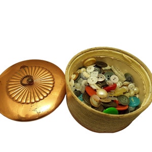 Antique Powder Box Brass Lid 50+ Old Buttons Vintage 1940&#39;s 4&quot; x 2.25&quot; Patina