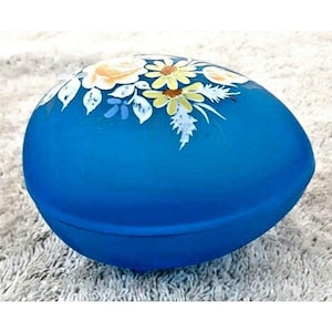 Vintage blau Frosted Glas 3" Fuß Ei Schmuckkästchen Hand bemalt Rose Floral
