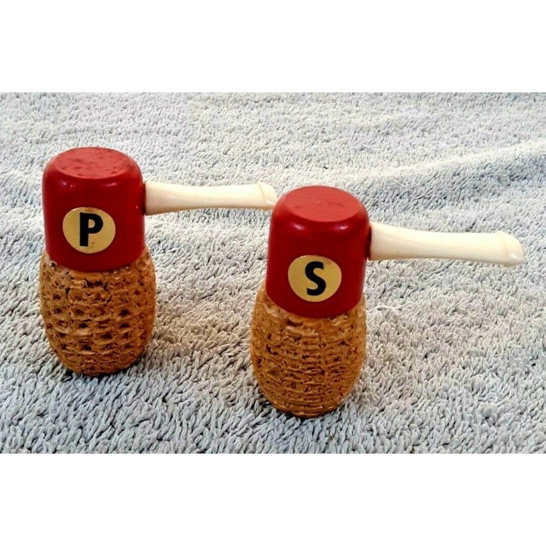 Corn Cob Pipe Salt & Pepper Shakers Vintage 1960's 2.25 Tall Red
