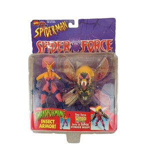 Pu&ograve; includere: Una action figure di Spider-Man con armatura da insetto trasformabile. La figura &egrave; un personaggio femminile con abiti rossi e gialli e un casco a forma di vespa. La confezione include il testo "Spider-Force" e "You Turn Wasp Into A Super Stinger Wasp!"