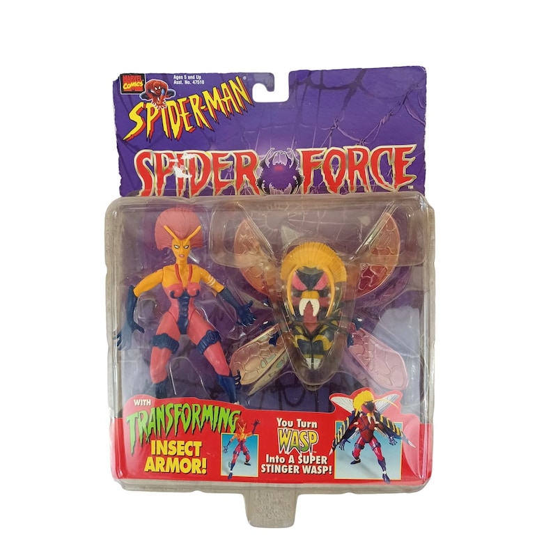 Pu&ograve; includere: Una action figure di Spider-Man con armatura da insetto trasformabile. La figura &egrave; un personaggio femminile con abiti rossi e gialli e un casco a forma di vespa. La confezione include il testo "Spider-Force" e "You Turn Wasp Into A Super Stinger Wasp!"