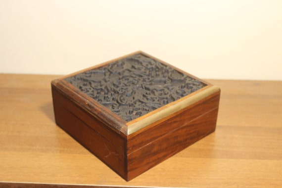 蓋に織物の刻印があるインドの木箱 - Etsy 日本