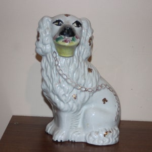 Victoriaanse Staffordshirehond met mand met bloemen C1860&#39;s