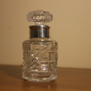 Small antique sterling silver mounted cut glass perfume / scent bottle with stopper