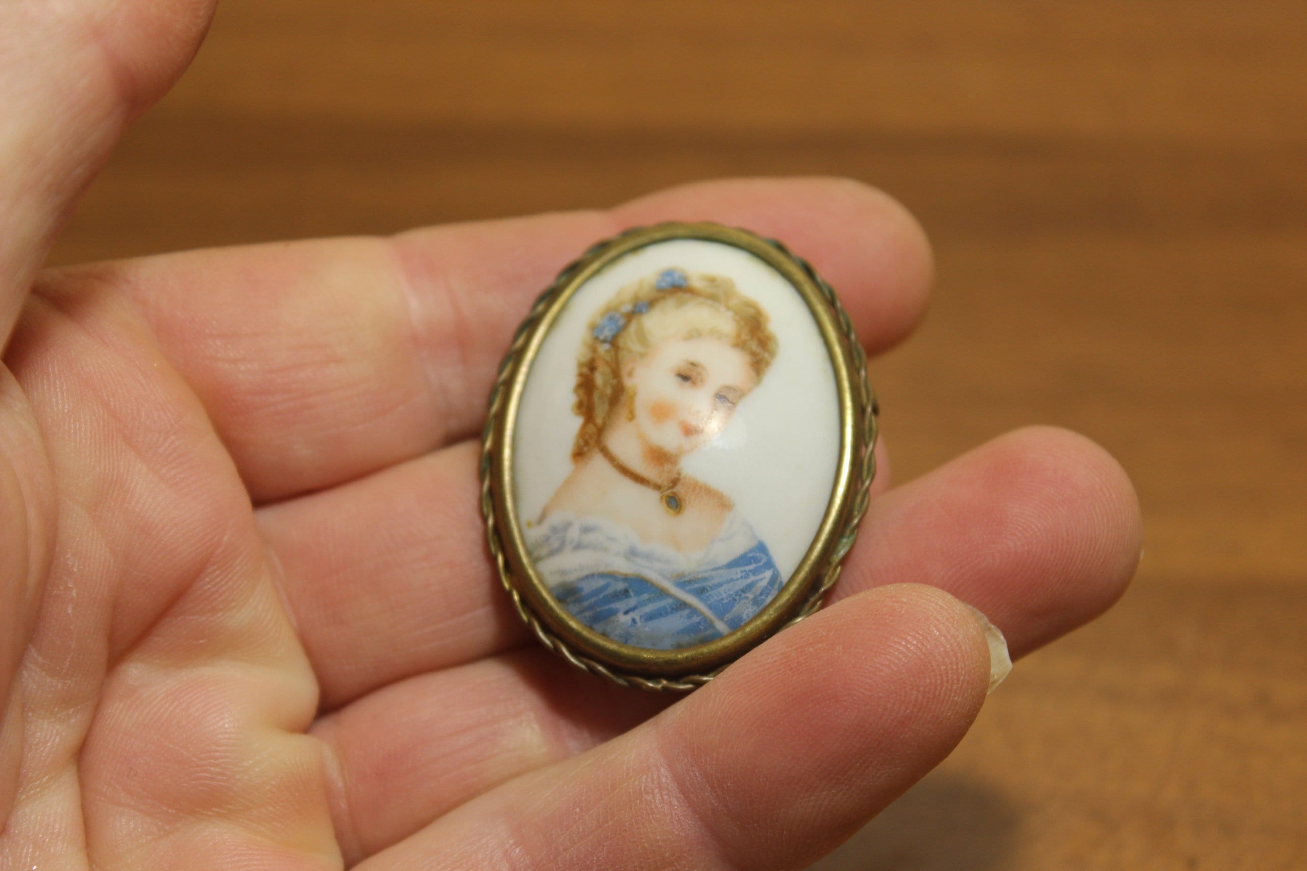 Broche Vintage Limoges Années 60 - Décor Floral Romantique, Monture Laiton Doré, 54x43 Mm