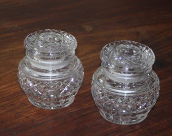 Antieke kristallen potten met deksel