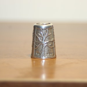 Sterling Silber Fingerhut Baum des Lebens, Vintage Näh-Fingerhut, Stg 925 Jane Chantler Handgefertigter Sterling Silber Fingerhut – Baum des Lebens