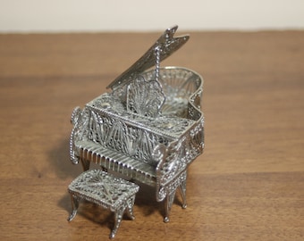 装飾的なシルバーフィリグリーグランドピアノ、スタンド、ミニチュア楽器、ドールハウス