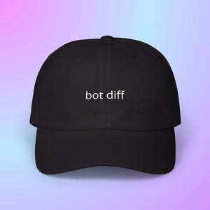 Puede incluir: Gorra de béisbol negra con el texto "bot diff" en blanco. La gorra tiene una visera curva y una corona estructurada. El fondo es un degradado de rosa y azul.