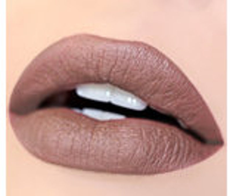 помада для губ. идеальная розовая помада. бальзам для губ catrice volumizing lip balm (3,5 г) - 030 ягодный. натуральный цвет губ. Charlotte tilbury pillow talk.