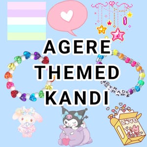Op de afbeelding: Lichtblauwe achtergrond met de tekst "AGERE THEMED KANDI". De afbeelding toont twee kralenarmbanden, een roze tekstballon met een hart en verschillende stripfiguren. De armbanden zijn gemaakt van kleurrijke kralen.