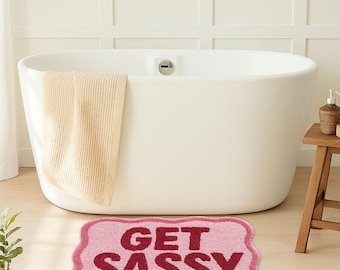 Alfombra de baño gruesa hecha a mano con borde de concha Get Sassy, 50 x 80 cm, alfombra de baño de felpa lavable con mechones, alfombra de baño rosa con borde festoneado Get Sassy.