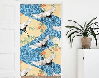 Könnte beinhalten: Ein Raumteiler-Vorhang mit japanisch inspiriertem Design, das weiße Kraniche zeigt, die über blauen Wellen auf gelbem Hintergrund fliegen.
