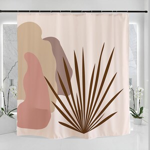 Könnte beinhalten: Eine Duschvorhang mit einem modernen abstrakten Design mit braunen Palmblättern und rosa und beigen Formen auf einem cremefarbenen Hintergrund.