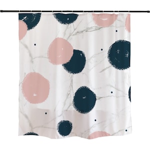 Può includere: Tenda da doccia bianca con motivo a marmo e grandi cerchi rosa e blu scuro.