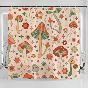 K&ouml;nnte beinhalten: Ein Duschvorhang mit einem Retro-Muster aus bunten Pilzen und Blumen auf einem hellbeigen Hintergrund.