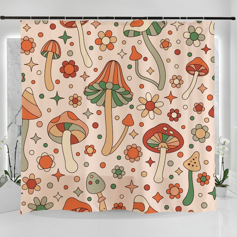 K&ouml;nnte beinhalten: Ein Duschvorhang mit einem Retro-Muster aus bunten Pilzen und Blumen auf einem hellbeigen Hintergrund.