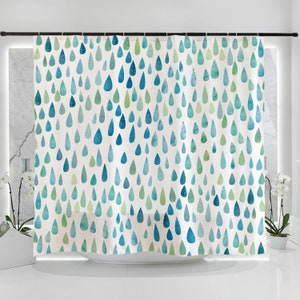 Può includere: Una tenda da doccia bianca con un motivo a gocce di pioggia in acquerello blu e verde.