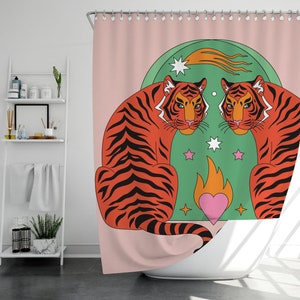 K&ouml;nnte beinhalten: Duschvorhang mit Retro-Design. Er zeigt zwei orangefarbene Tiger, die sich vor einem gr&uuml;nen Hintergrund mit Sternen, einem Sternschnuppen und einem rosa Herzen mit Flammen gegen&uuml;berstehen. Der Hintergrund ist hellrosa.