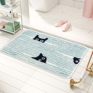 Puede incluir: Una alfombra de baño rectangular con un diseño de rayas azules claras y blancas. La alfombra presenta varias caras de gatos negros que asoman de las rayas. La alfombra está colocada sobre un suelo de baldosas blancas.