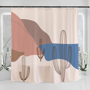 Könnte beinhalten: Beigefarbener Duschvorhang mit Wüstenlandschaftsdesign. Der Vorhang hat ein Muster aus braunen Kakteen und abstrakten Formen in Rosa, Braun und Blau. Er hängt an einer schwarzen Stange.