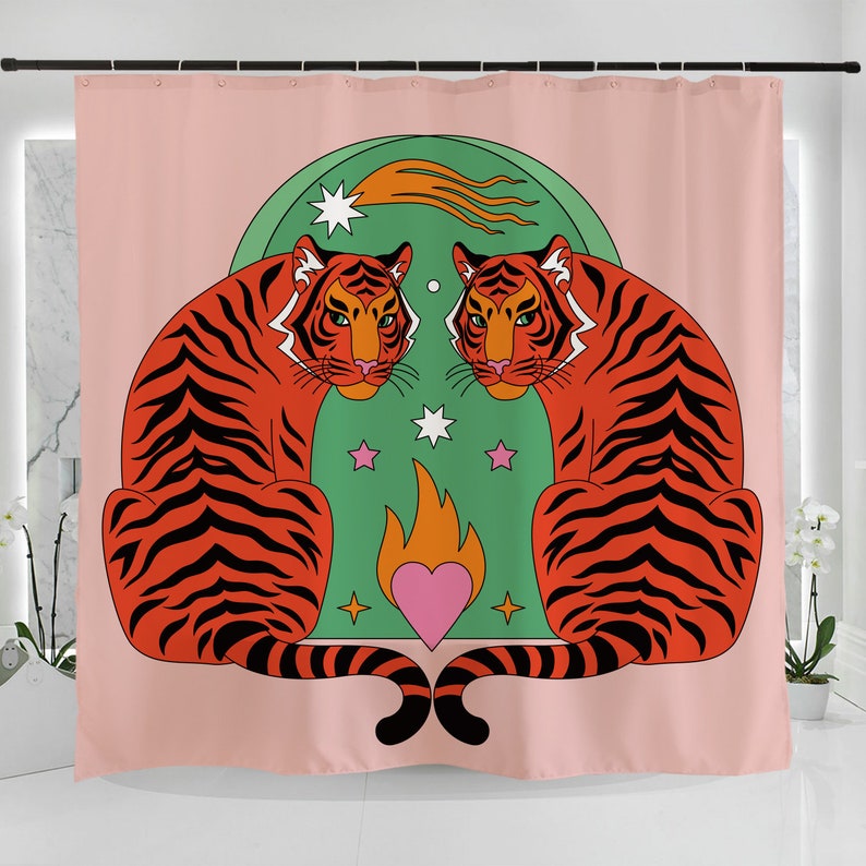 K&ouml;nnte beinhalten: Ein rosa Duschvorhang mit zwei orangefarbenen Tigern mit schwarzen Streifen, die sich gegen&uuml;berstehen. Die Tiger sind vor einem gr&uuml;nen Hintergrund mit Sternen, einem Sternschnuppen, einer Flamme und einem rosa Herzen platziert.