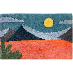 Könnte beinhalten: Ein bunter Teppich mit Landschaftsdesign. Der Teppich zeigt einen blauen Himmel mit einer gelben Sonne, Berge und eine Wüstenlandschaft mit einer grünen Pflanze.