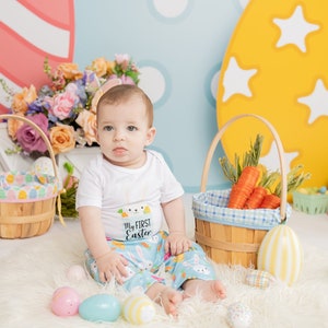 Primer atuendo de Pascua para bebé niño: body, pantalón y gorro