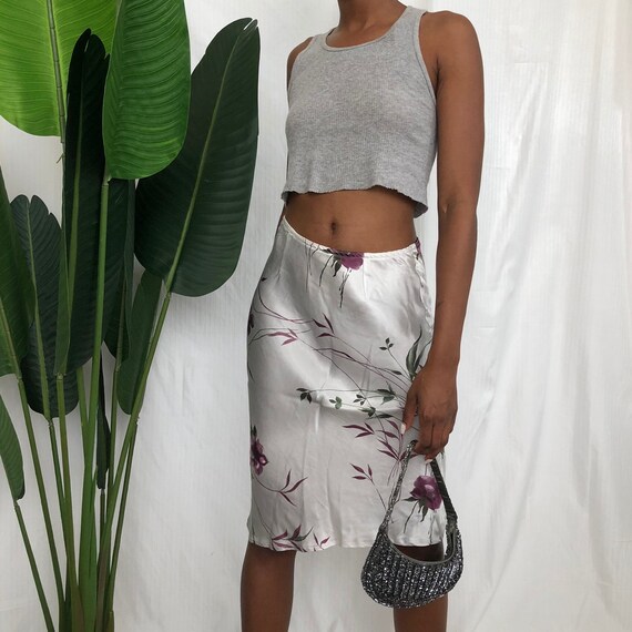 Gorgeous floral skirt in grey