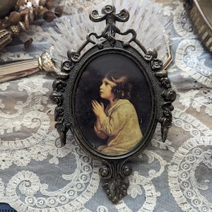Victoriaanse vintage Italiaans gemaakte sierlijke lijst met biddend meisje
