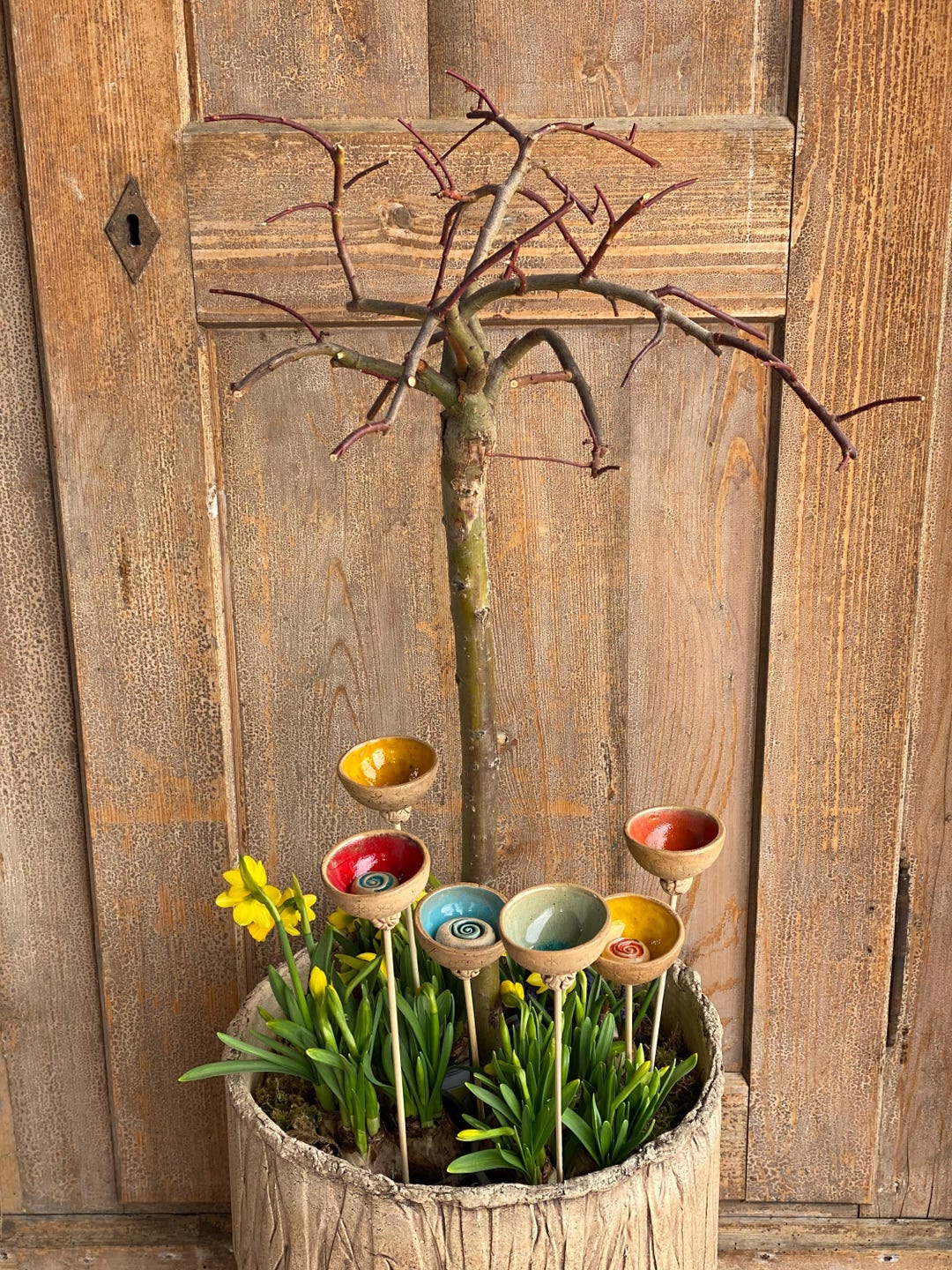 StreeHerjjkeA1 Insektentränke – 5 Blumenbecher + Holzplatte, Bienen-Wasserstelle, Bunt, Kunstharz, Für Garten & Balkon