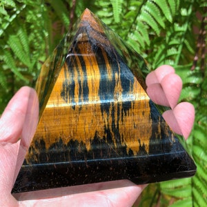 Natürliche Tigerauge Pyramide/Quarz Pyramide/Chakra/Meditation/Energ/Selbstständer/Energiestein Ornamente/Heilstein 48x48x34mm 87g