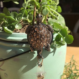 Jeweled Turtle!!! Zwijany uchwyt na odznakę