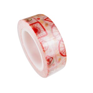 Peut inclure: Un rouleau de ruban adhésif washi décoratif avec un motif répété de roues de vélo rouges et d'autres formes sur fond blanc. Le ruban est translucide et présente une palette de couleurs pastel.