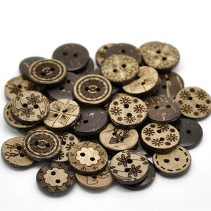 Könnte beinhalten: Eine Sammlung brauner Kokosnuss-Knöpfe mit verschiedenen gravierten Designs. Die Knöpfe haben zwei Löcher und sind perfekt für Bastelprojekte.