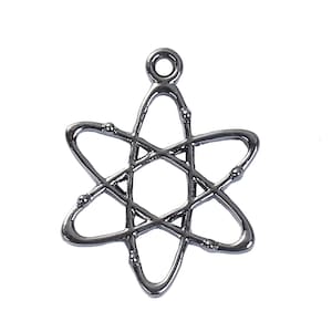 Op de afbeelding: Een zilveren atoomhanger met een gedetailleerd ontwerp. De hanger is perfect om sieraden een wetenschappelijke touch te geven.