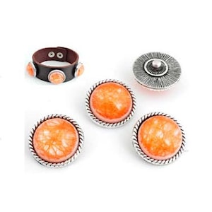 Könnte beinhalten: Satz mit vier runden Knöpfen in Orange und Silber mit strukturiertem Design. Die Knöpfe sind perfekt, um jedem Projekt einen Hauch von Stil zu verleihen.