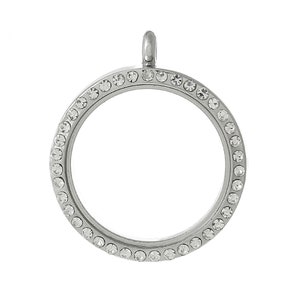 Könnte beinhalten: Ein silbernes Medaillon mit einem klaren Glaseinsatz und einem Kreis aus klaren Strasssteinen am Rand.