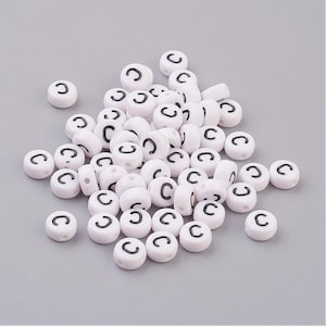 50 x contas acrílicas letra C branco 7 mm