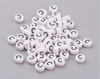 50 x Lettre de perles acryliques C blanc 7 mm