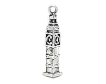 Könnte beinhalten: Silberner Anhänger von Big Ben, einem berühmten Wahrzeichen Londons, mit detaillierten architektonischen Merkmalen und einem Zifferblatt.