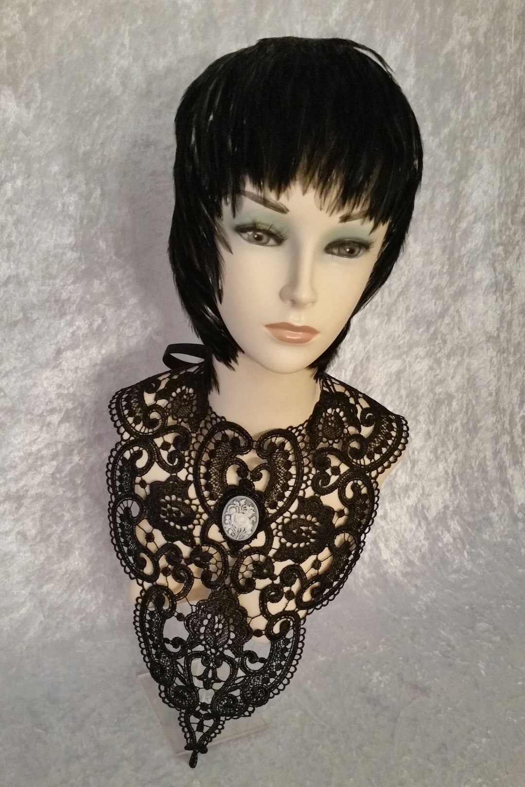 Collarino donna in pizzo bianco con pietra nera