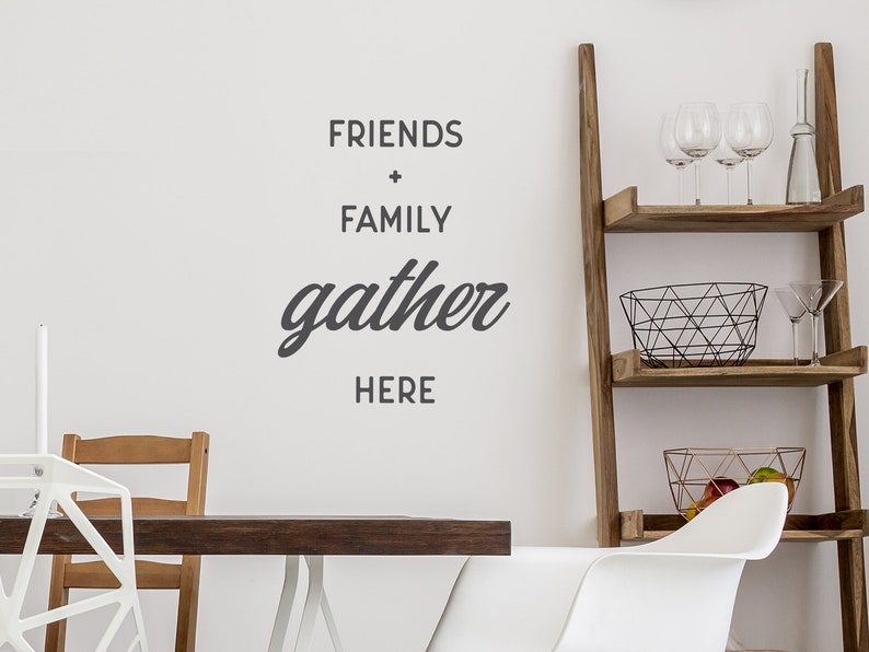 Targa In Legno Rustica "Friends And Family Gather Here" – Cornice 61x20 Cm, Con Foro Per Appendere, Regalo Casa