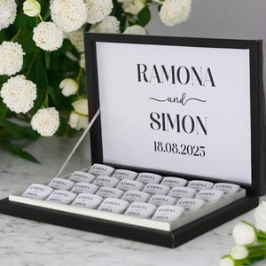 Chocoladedoos huwelijksverloving gepersonaliseerd met naam en datum - wit zwart minimalistisch - verschillende dooskleuren